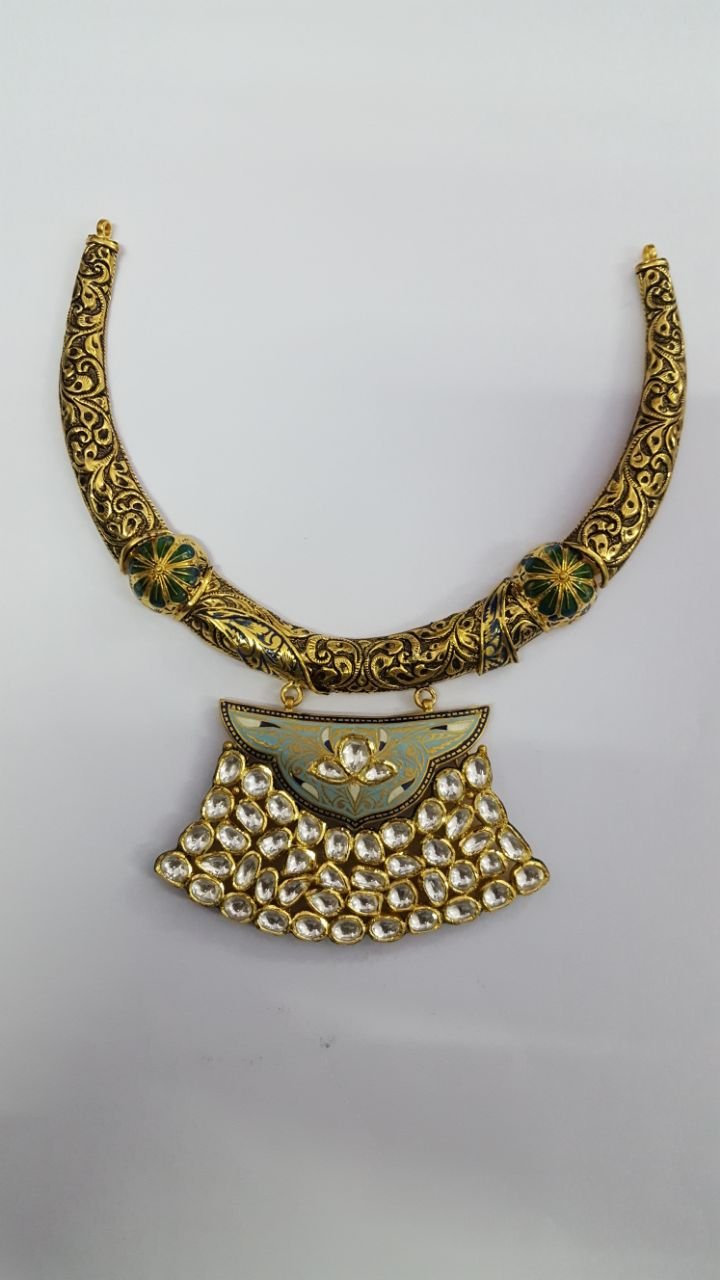 Emerald green haar necklace