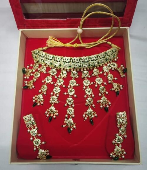 Ethnic groom haar mala