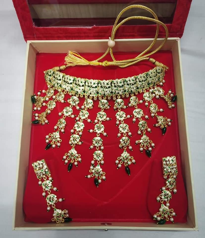 Ethnic groom haar mala