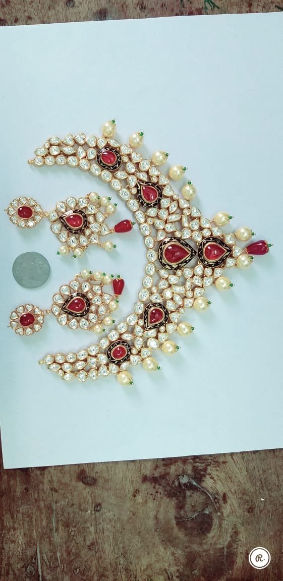 Gents haar with antique gold polish