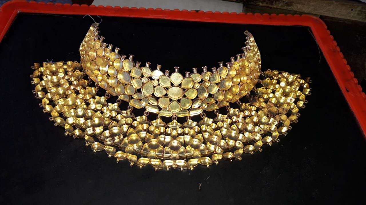 Groom haar necklace with kalangi