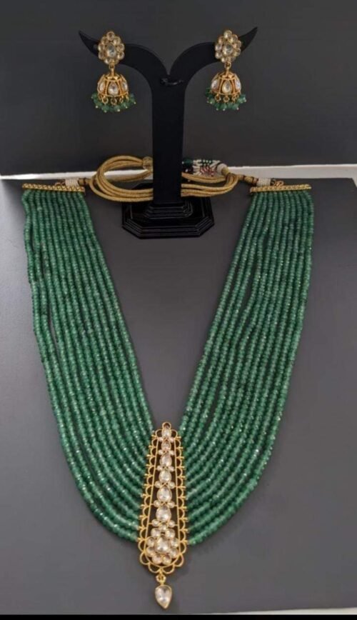 Multi-stone pendant for saree