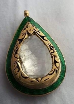 Necklace with detachable pendant