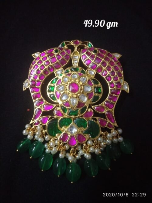 Pendant set with chain