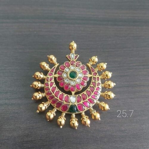 Pendant set with maangtikka
